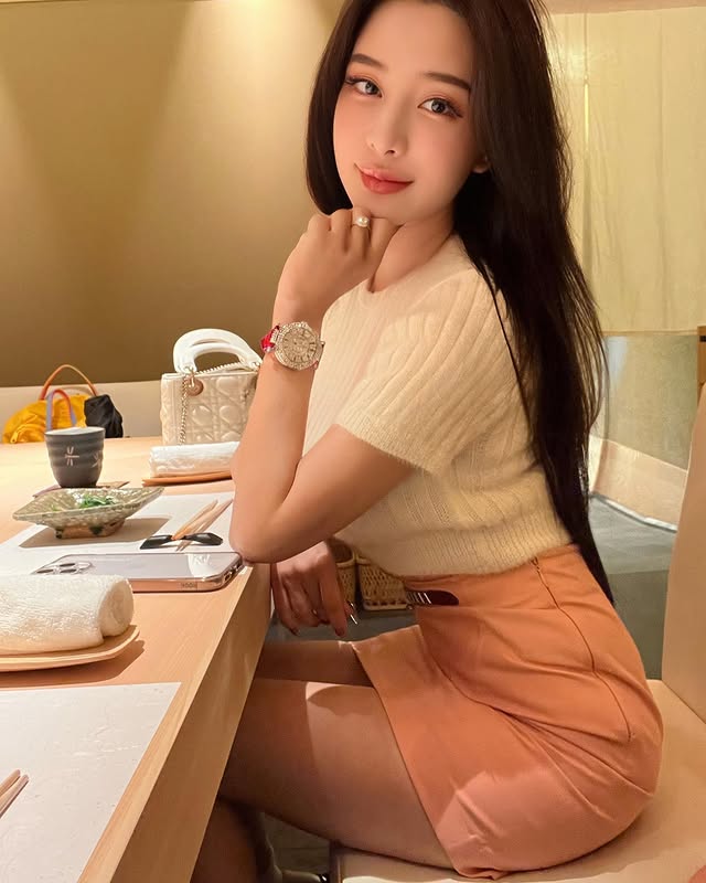 A2001 照片3679张 视频196个 居住英国 新加坡裔气质美女 职业画家  生活 工作 正装 日常 旅游 自拍 高尔夫  家里自拍 美食