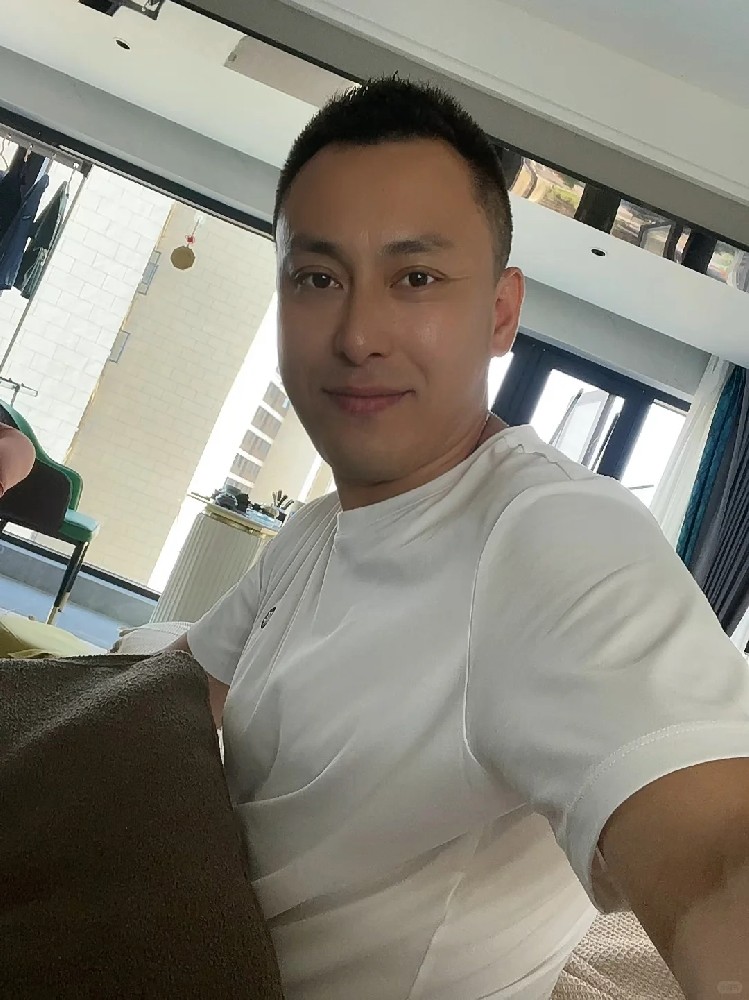 D048 照片249张 视频166个 中国男 成熟男士  生活日常 自拍多