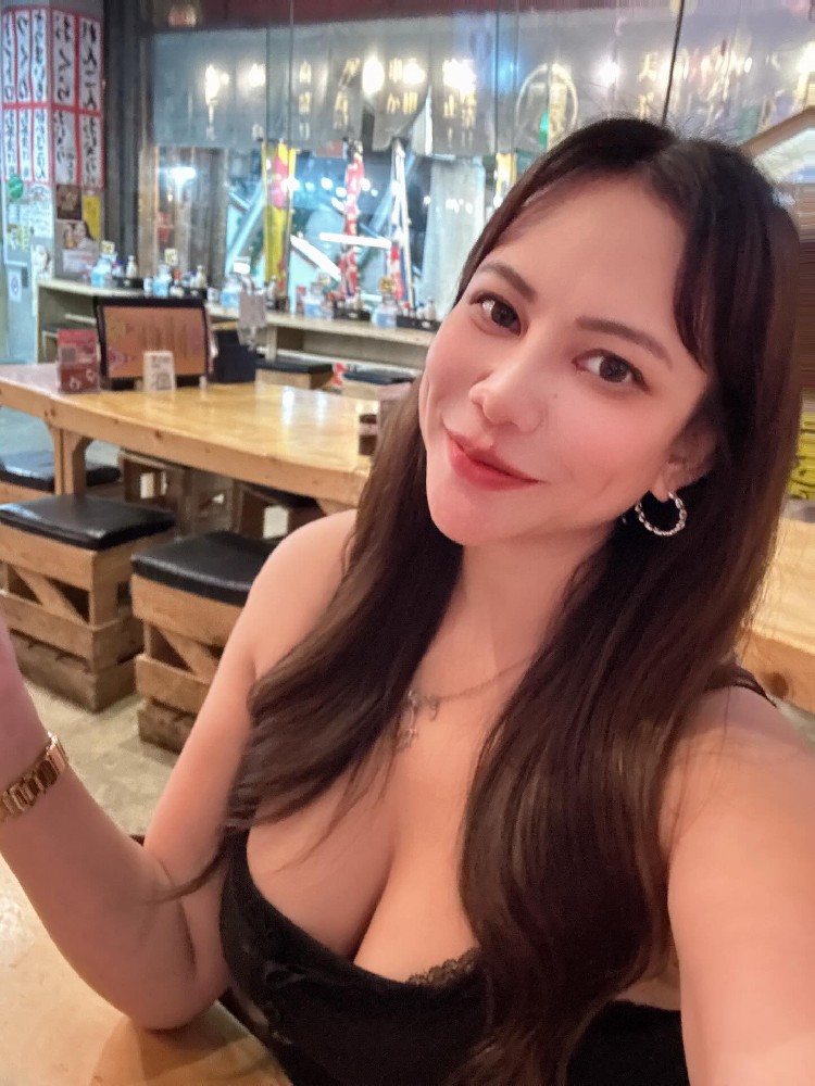 A2172 照片3854张 视频194个 泰国 成熟美女 各国旅游 生活日常 性感照 自拍多 生活素材丰富 曝光度超低 有自拍视频适合虚拟视频