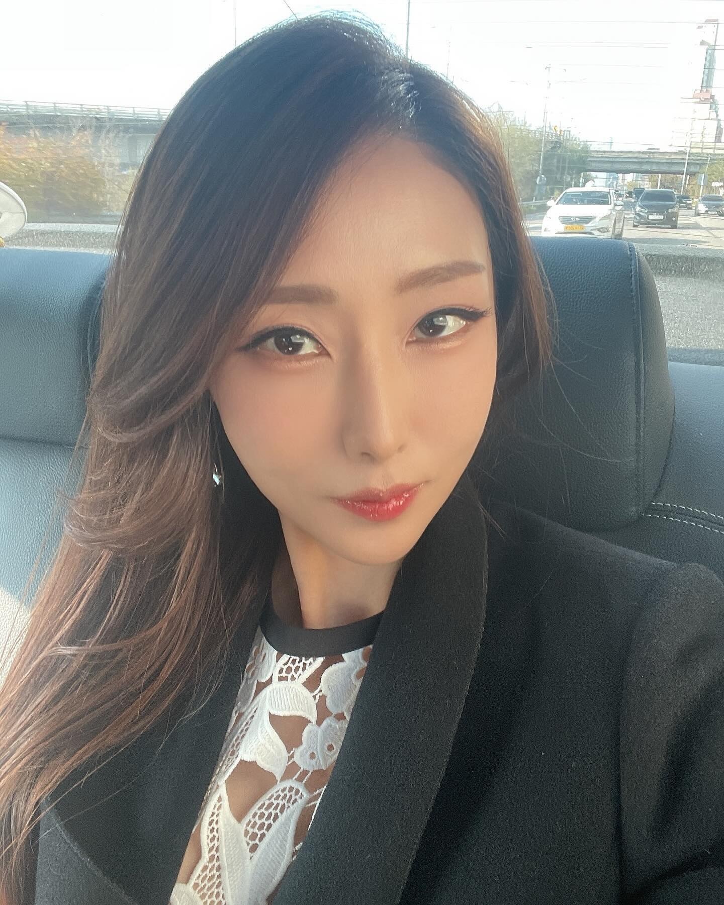A1095 照片1484张 视频303个 韩国 正装 工作 高颜值气质少妇 美女 性感照 高尔夫 健身 职业模特 爱好瑜伽 瑜伽 户外日常 自拍较多 穿搭 居家日常 瑜伽普拉提 生活场景丰富