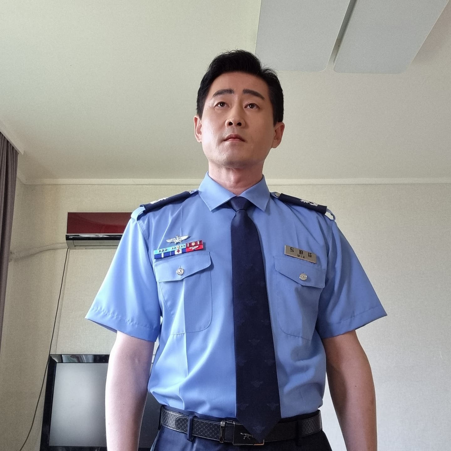 D1045 照片1350张 视频75个 韩国 工作 正装 成熟大叔 中老年 警察 自拍较多 居家日常 户外日常 生活场景丰富 曝光度低 粉丝数4000+