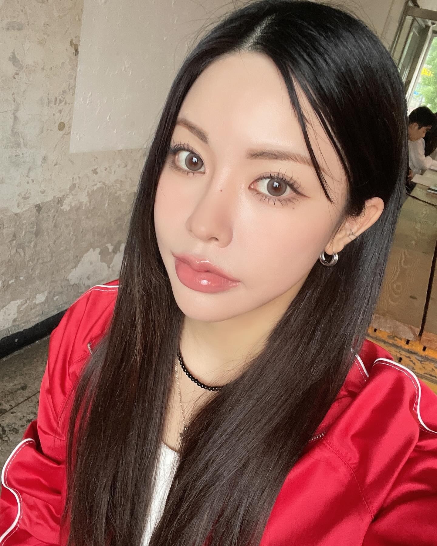 A1105 照片1910张 视频6个 韩国 正装 工作 高颜值美女 喜爱宠物 自拍较多 户外日常 穿搭 居家日常 宠物 生活场景丰富 曝光度低 粉丝数4000+