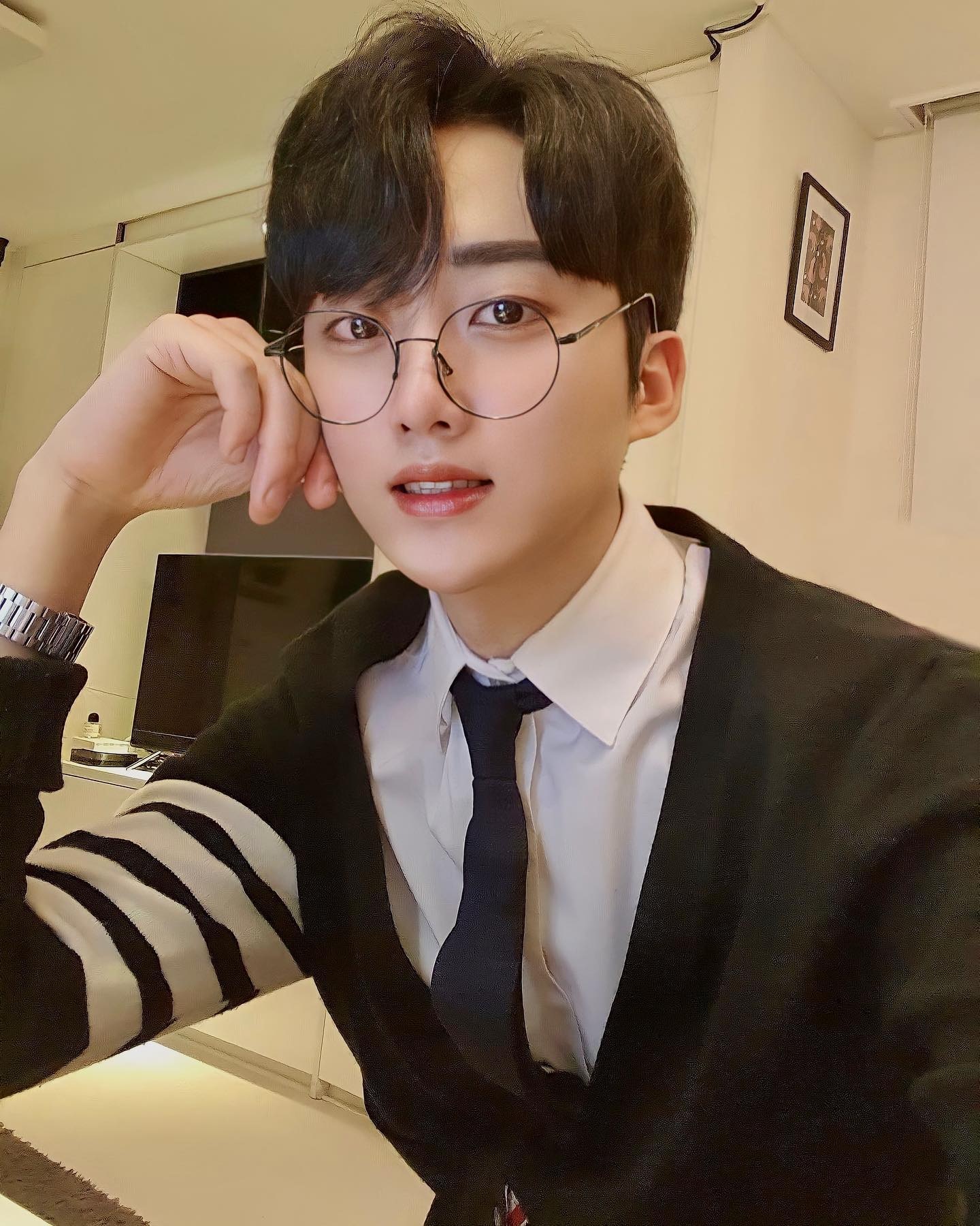D1104 照片102张 视频2个 韩国 正装 工作 职业博主创作者 户外日常 夜生活 自拍较多 居家日常 穿搭 骑行 生活场景丰富