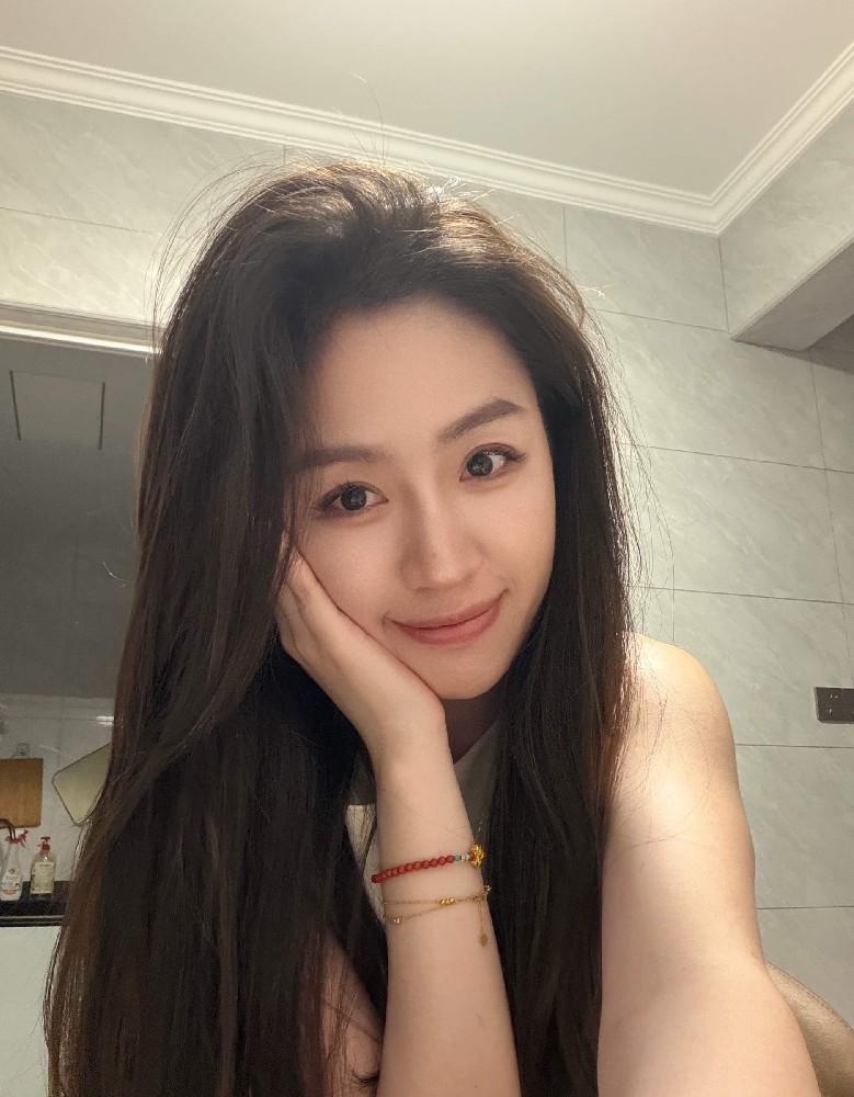 14UB20 照片3176张 视频2113个 中国女 气质成熟少妇 宝妈 大学老师 瑜伽 健身 滑雪 各地旅游 户外日常 自拍较多 镜子自拍 居家日常 穿搭 旅游 酒店度假 生活场景丰富 视频包含实况Live 自带证件