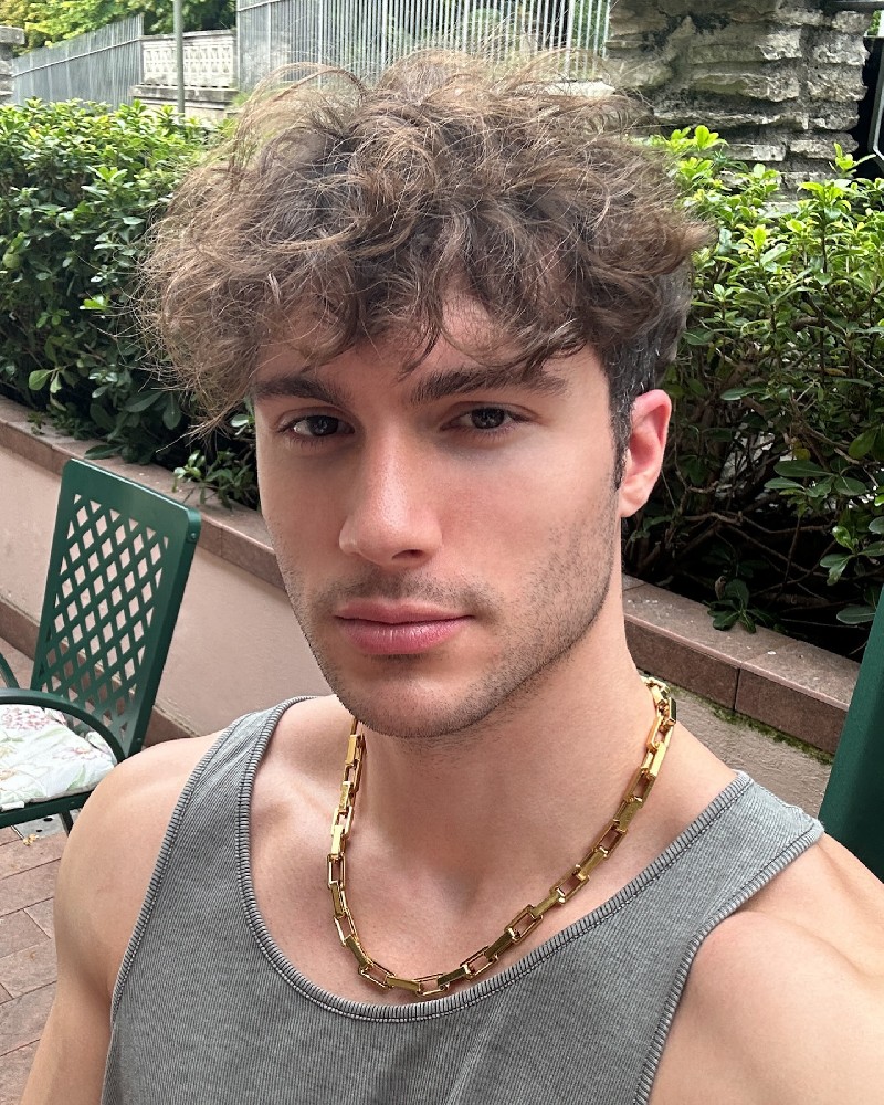 F283 照片666张 视频30个 英国 黑人合照 居家 职业画师 旅游 海边 腹肌 生活日常  朋友合照