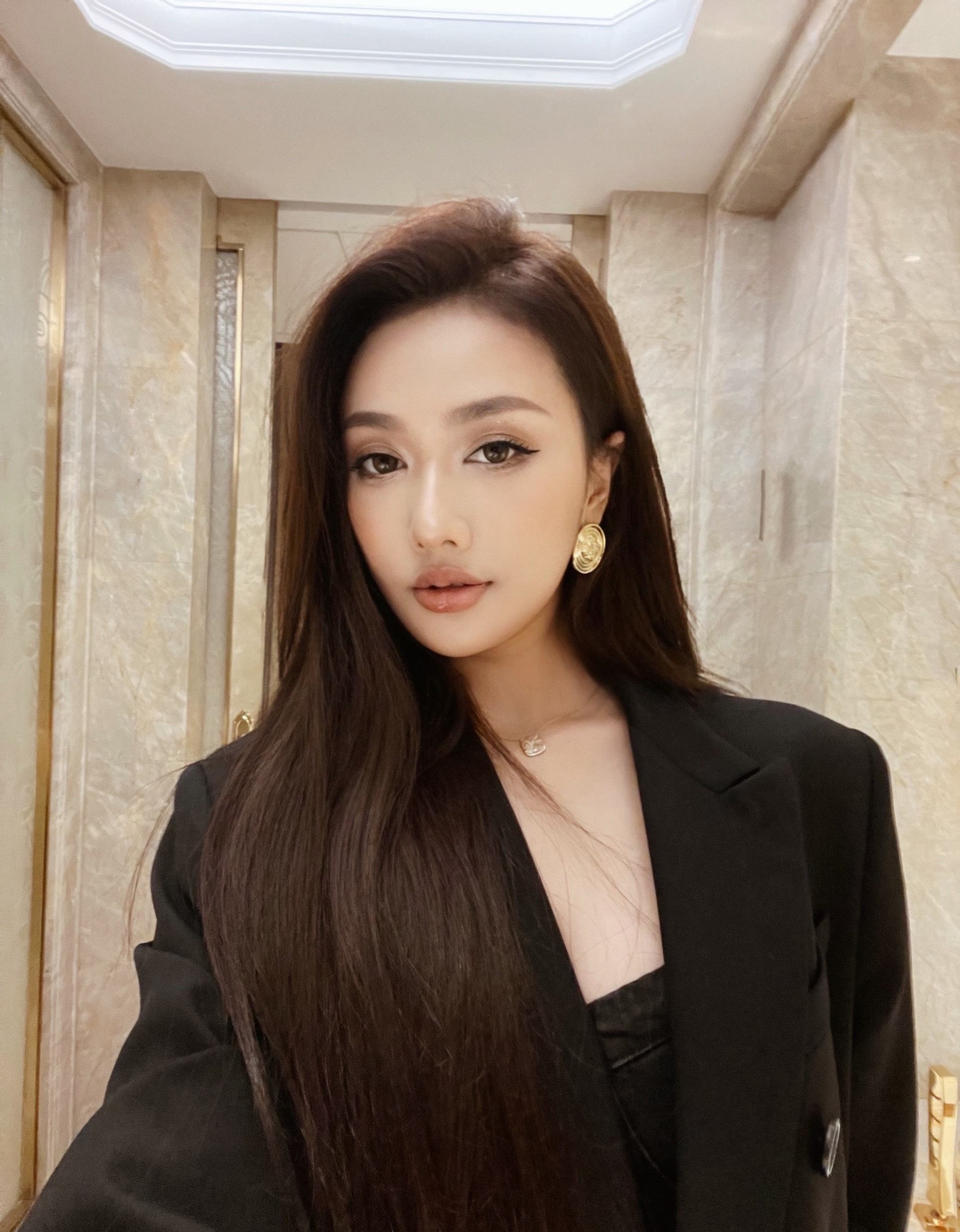 A1059 照片281张 视频41个 中国女 气质美女 生活日常 旅游 自拍多 视频包含实况Live