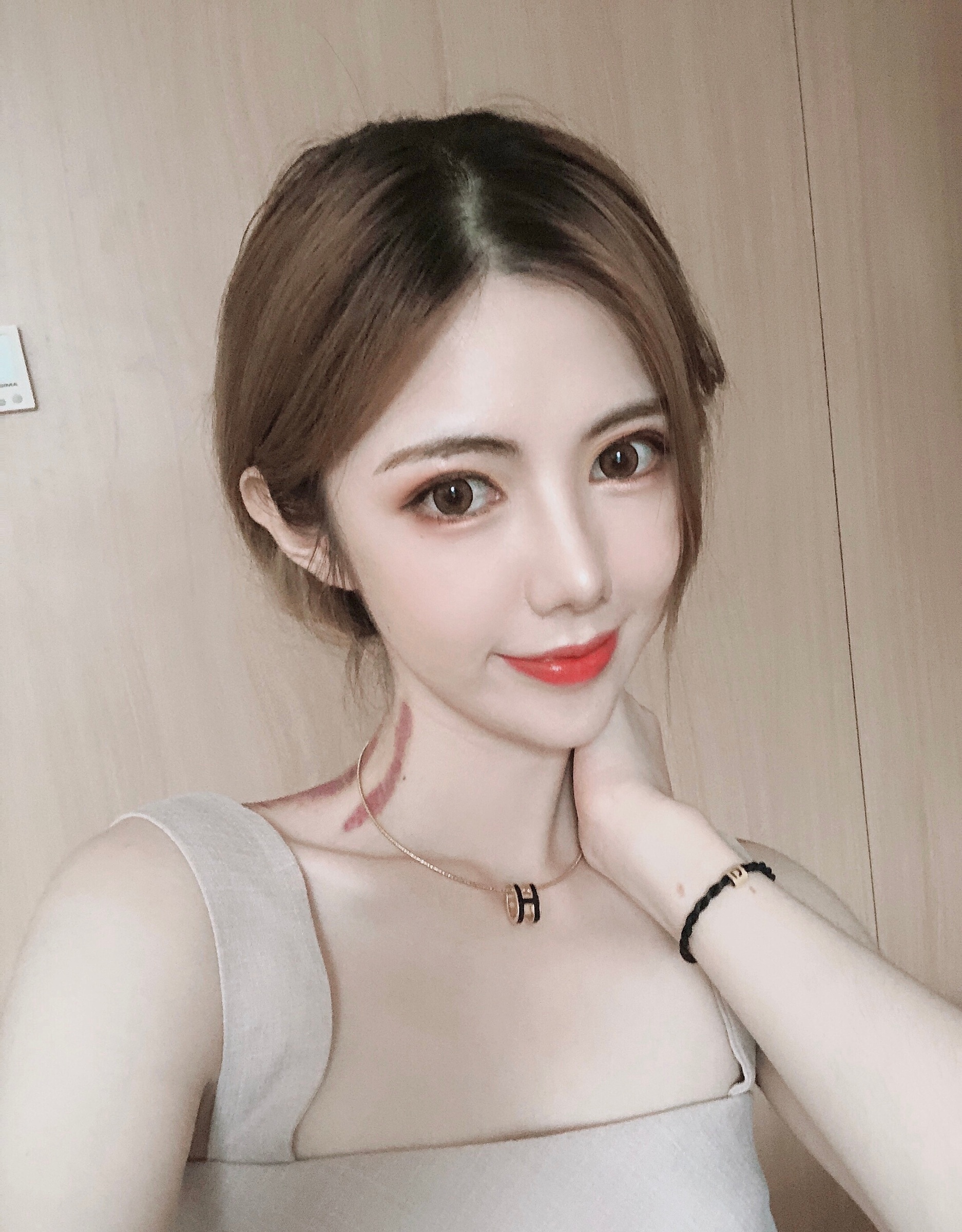 A1150 照片461张 视频63个 中国女 高颜值气质美女 瑜伽裤 性感照 户外日常 自拍较多 居家日常 镜子自拍 穿搭 美食 生活场景丰富 曝光度底 视频包含实况Live